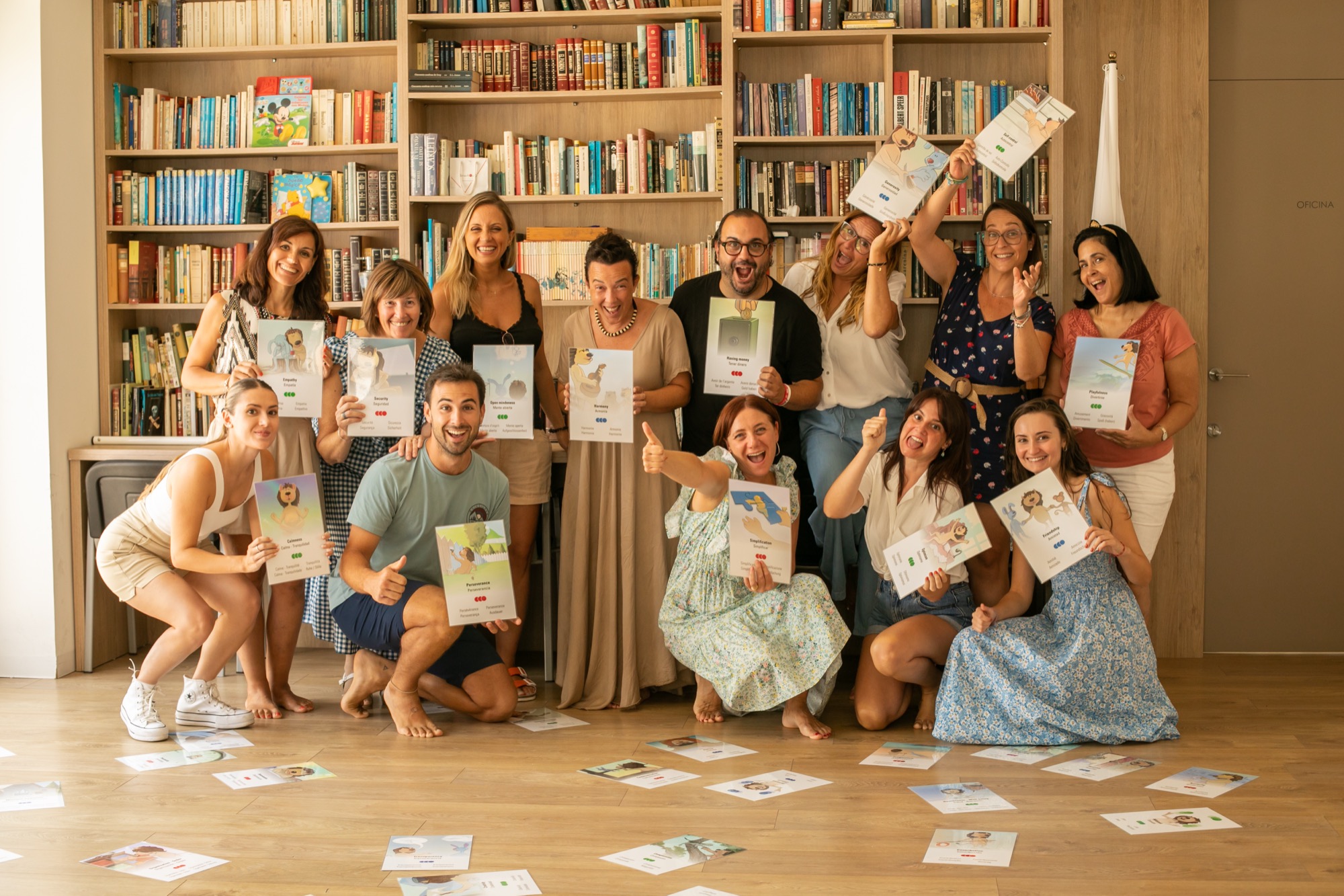 Grupo de participantes mostrando sus informes de valores tras una edición de certificación